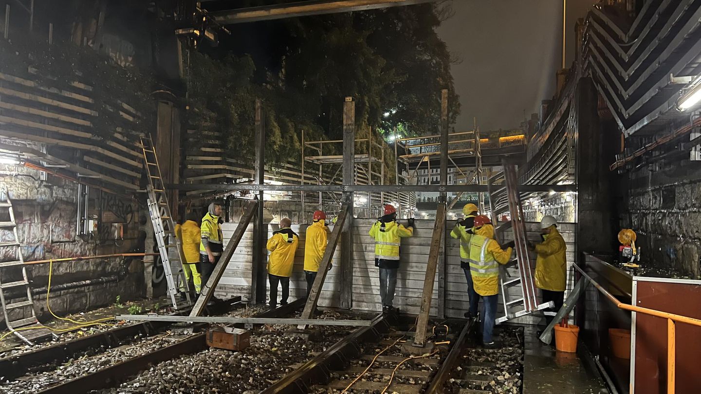 In Wien errichten Einsatzkräfte auf der U4 bei der Pilgramgasse auf den Gleisen eine Hochwasserschutzmauer