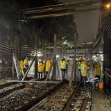 In Wien errichten Einsatzkräfte auf der U4 bei der Pilgramgasse auf den Gleisen eine Hochwasserschutzmauer