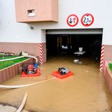 In Pezinok in der Slowakei versucht die Feuerwehr eine Tiefgarage und Keller, die voll Wasser gelaufen sind, leer zu pumpen