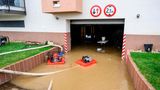 In Pezinok in der Slowakei versucht die Feuerwehr eine Tiefgarage und Keller, die voll Wasser gelaufen sind, leer zu pumpen