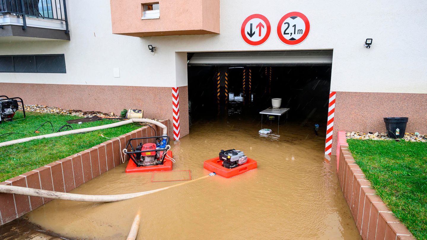 In Pezinok in der Slowakei versucht die Feuerwehr eine Tiefgarage und Keller, die voll Wasser gelaufen sind, leer zu pumpen