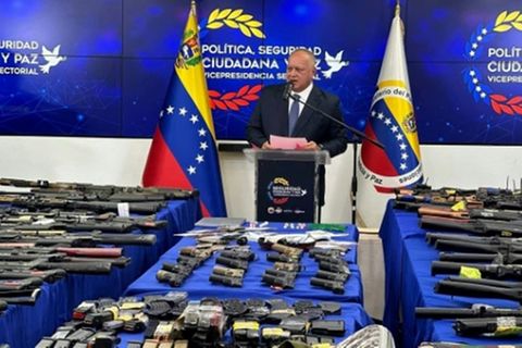 Innenminister Cabello präsentiert Gewehre