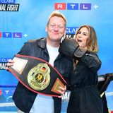 Erschien wie immer bestens gelaunt: Twitch-Streamer Knossi kam mit Lebensgefährtin Lia Mitrou