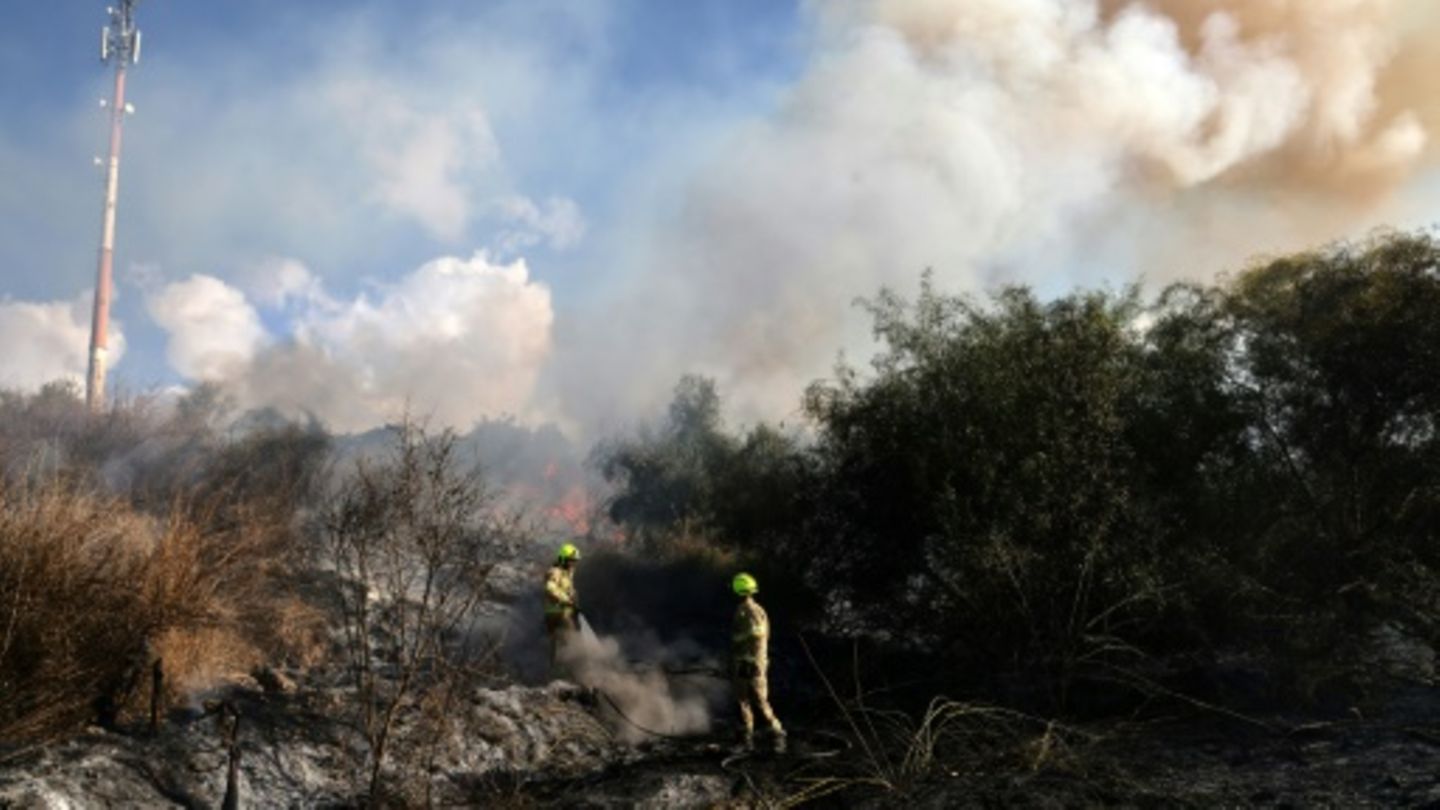Feuerwehrleute unweit von Tel Aviv am Sonntag