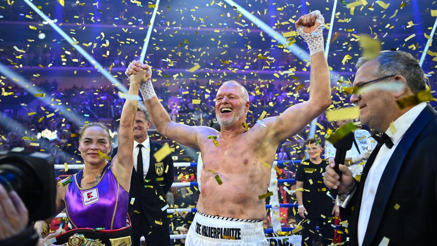 Regina Halmich und Stefan Raab feiern nach dem Boxkampf im Ring