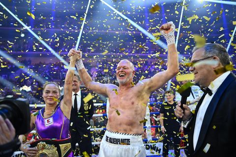 Regina Halmich und Stefan Raab jubeln nach dem Boxkampf im Ring