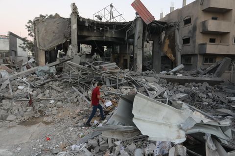 Palästinenser inspizieren das Gebiet nach einem israelischen Angriff im Gazastreifen