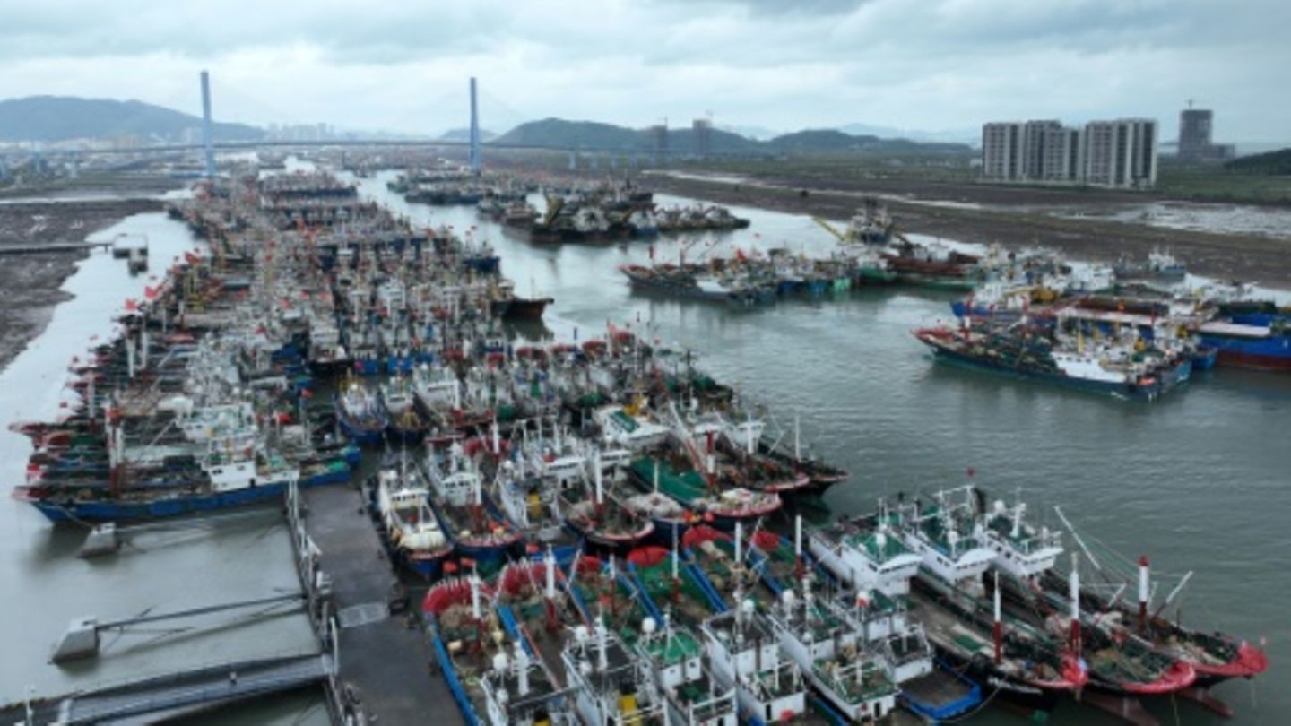 China Braces for Typhoon "Bebinca": Shanghai Air Traffic Suspended