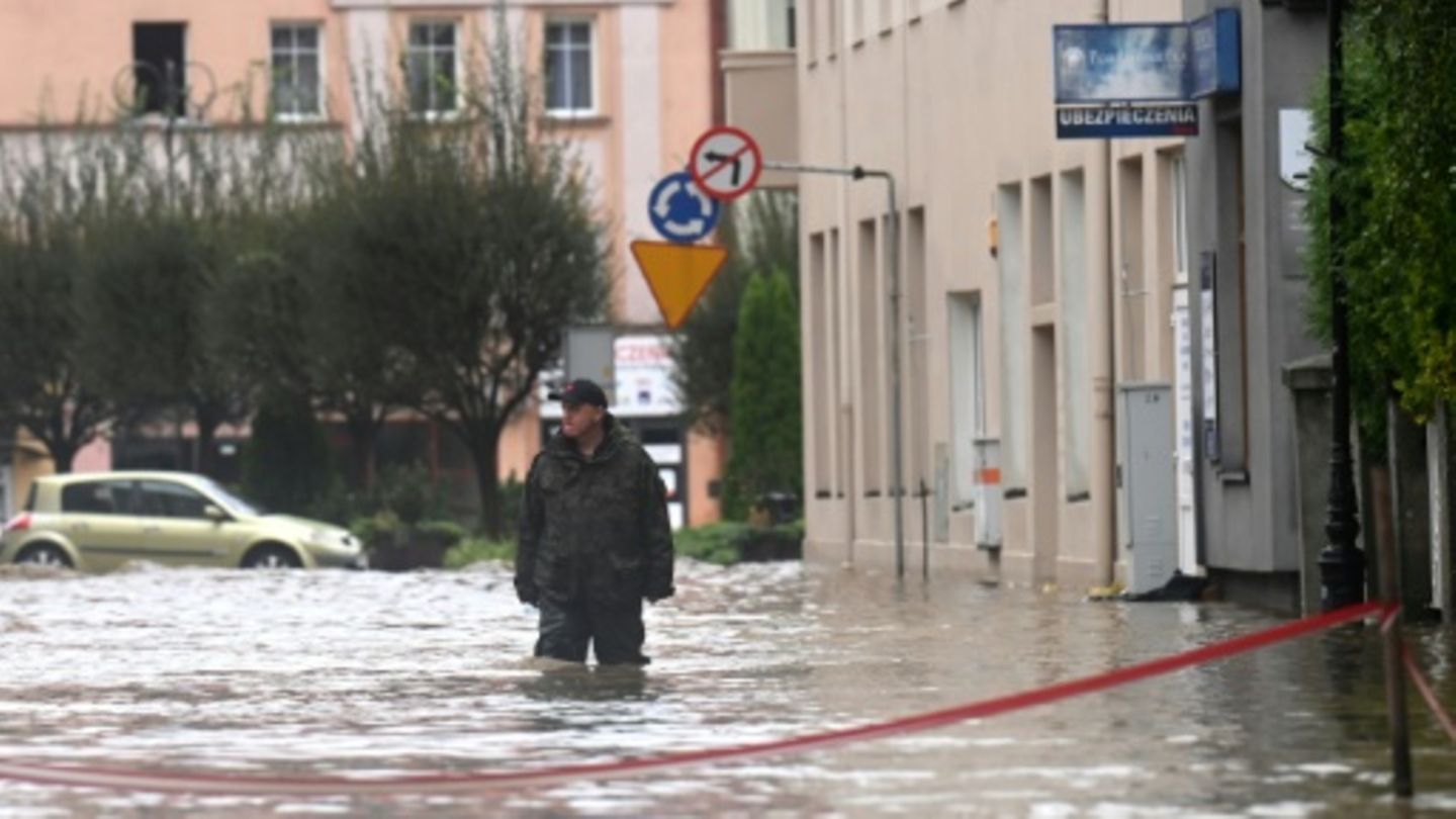 Mann in überfluteter Straße in Glucholazy in Südpolen