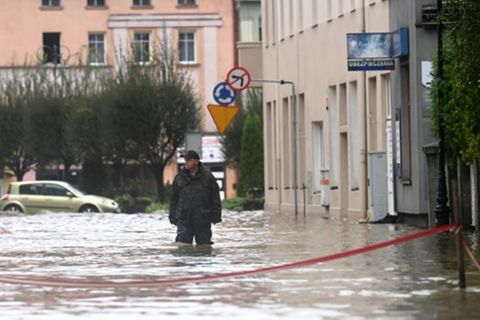 Mann in überfluteter Straße in Glucholazy in Südpolen