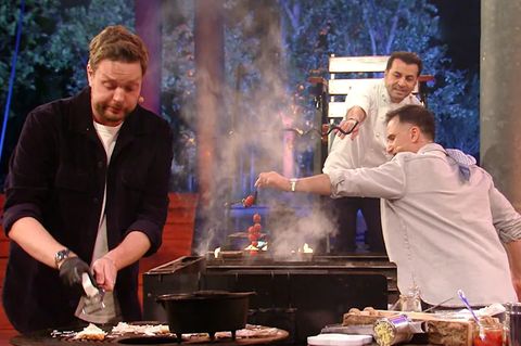 Nach der Erstversorgung legt Comedian Bastian Bielendorfer wiedre los - doch gegen Gastgeber Henssler hat es nicht gereicht
