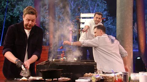 Nach der Erstversorgung legt Comedian Bastian Bielendorfer wiedre los - doch gegen Gastgeber Henssler hat es nicht gereicht