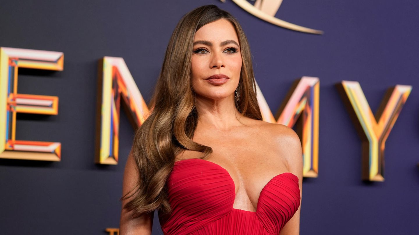 Mit ihrem bodenlangen Dolce-und-Gabbana-Kleid mit tiefem Ausschnitt zog Sofía Vergara alle Blicke auf sich. Vergara  war für ihre Rolle als kolumbianische Drogenbaroin Griselda Blanco in der Netflix-Serie Griselda nominiert.