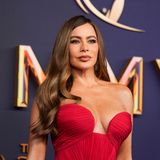 Mit ihrem bodenlangen Dolce-und-Gabbana-Kleid mit tiefem Ausschnitt zog Sofía Vergara alle Blicke auf sich. Vergara  war für ihre Rolle als kolumbianische Drogenbaroin Griselda Blanco in der Netflix-Serie Griselda nominiert.