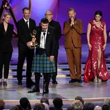 Richard Gadd, Mitte, und das Team von "Baby Reindeer" nehmen den Preis für eine herausragende Mini-Serie entgegen. "Rentierbaby" basiert auf Erfahrungen in Gadds wirklichem Leben, als er verfolgt und sexuell missbraucht wurde