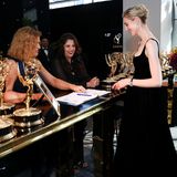 Die australische Schauspielerin Elizabeth Debicki erhielt die Statue für ihre Rolle als Prinzessin Diana in der Netflix-Serie "The Crown". "Ich habe nichts aufgeschrieben, weil ich sehr abergläubisch bin und jetzt wirklich in der Klemme stecke", sagte Debicki, als sie ihren Preis entgegennahm