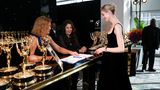 Die australische Schauspielerin Elizabeth Debicki erhielt die Statue für ihre Rolle als Prinzessin Diana in der Netflix-Serie "The Crown". "Ich habe nichts aufgeschrieben, weil ich sehr abergläubisch bin und jetzt wirklich in der Klemme stecke", sagte Debicki, als sie ihren Preis entgegennahm