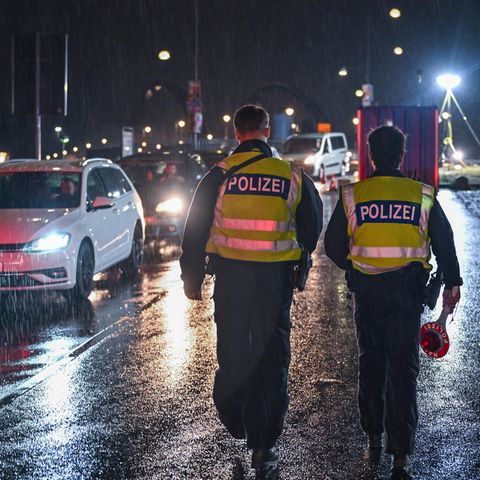Am frühen Morgen kontrollieren Polizisten den deutsch-polnischen Grenzübergang.