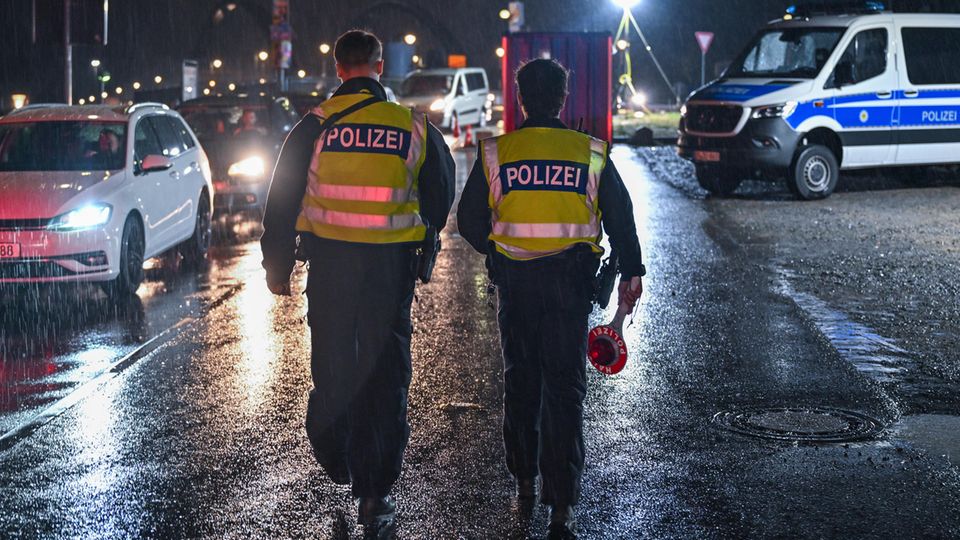 Am frühen Morgen kontrollieren Polizisten den deutsch-polnischen Grenzübergang.