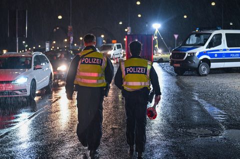 Am frühen Morgen kontrollieren Polizisten den deutsch-polnischen Grenzübergang.