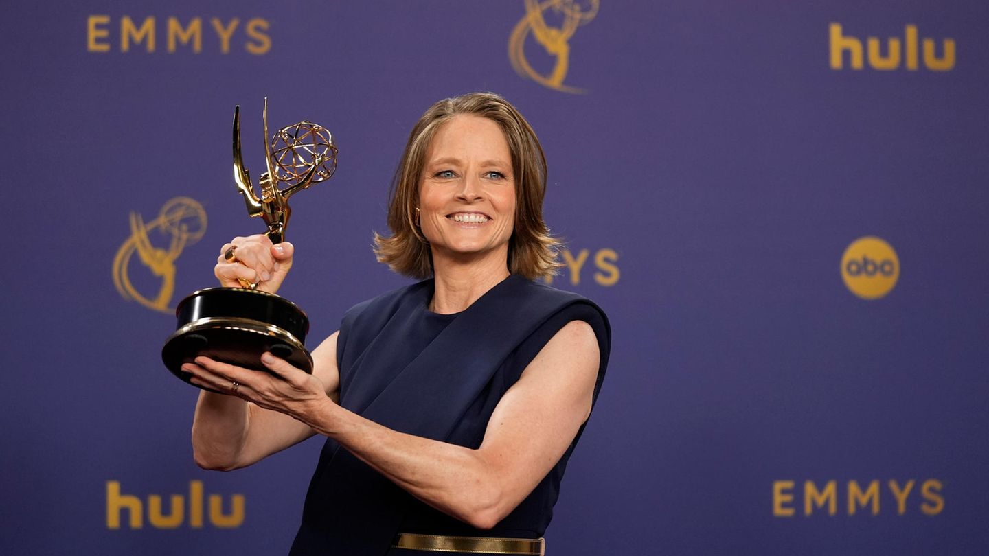 Jodie Foster hat den Emmy als Beste Schauspielerin in einer Miniserie für ihre Hauptrolle in "True Detective: Night Country" gewonnen. Für Foster ist es der erste Emmy-Gewinn 