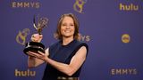 Jodie Foster hat den Emmy als Beste Schauspielerin in einer Miniserie für ihre Hauptrolle in "True Detective: Night Country" gewonnen. Für Foster ist es der erste Emmy-Gewinn 