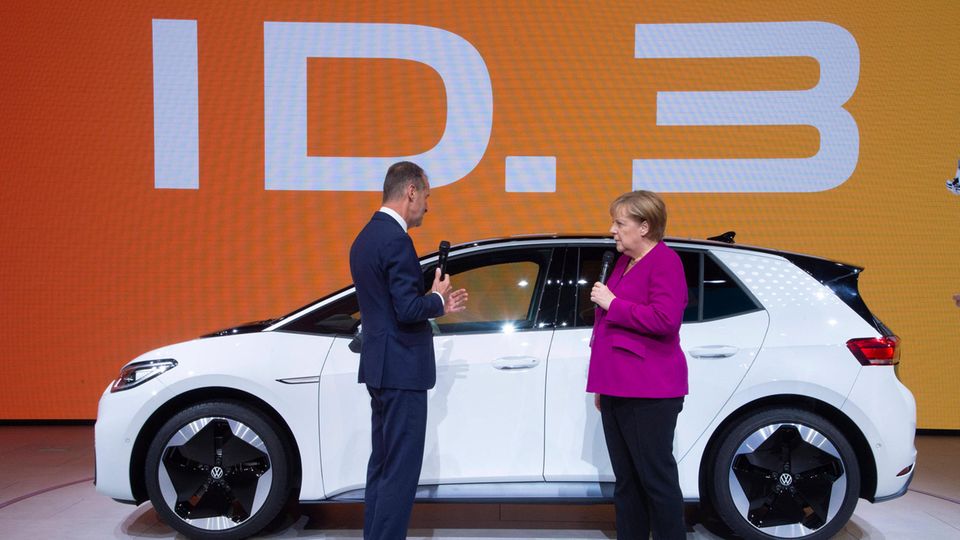 Herbert Diess und Angela Merkel vor dem VW-Hoffnungsträger ID.3