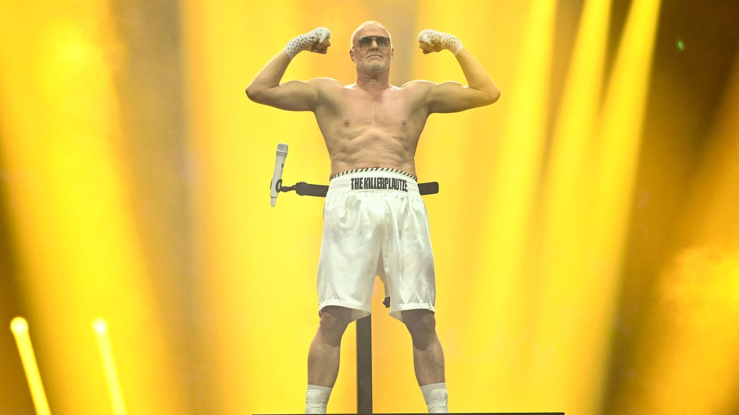Stefan Raab beim Boxkampf in Düsseldorf gegen Regina Halmich Stefan Raab beim Boxkampf in Düsseldorf gegen Regina Halmich