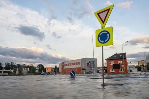 Überflutete Straße in Opava in Tschechien
