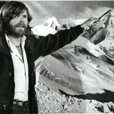 Reinhold Messner zeigt auf die Spitze des Mount Everest