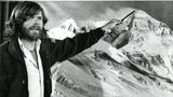 Reinhold Messner zeigt auf die Spitze des Mount Everest