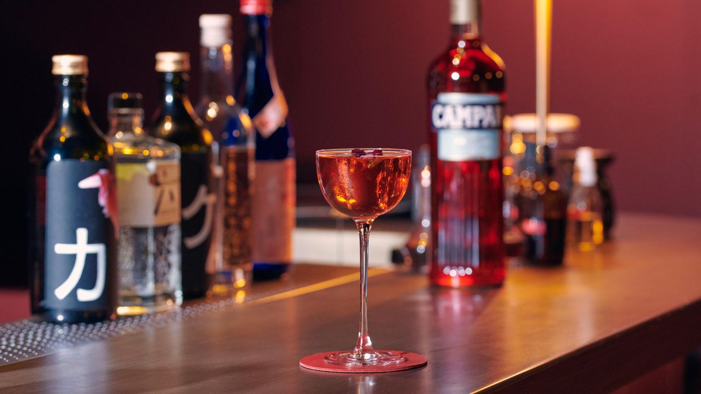 Drink: Japanese Garden  Ort: Berlin, Himitsu Bar  Bartender: Diego Aspra     Rezept:  1,5cl Gin  1,5 Strawberry Blossom Sake  2cl Sakura Blossom Vermouth  1cl Lychee Likör  2cl Campari  Garnitur: essbare Blume     Zubereitung:  Alles ins Glas geben, rollen – und servieren  Inspiration: "Die japanische Kultur. Der Drink ist leicht, komplex und floral."