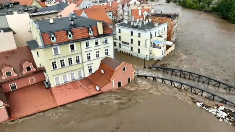 Nach den Überschwemmungen in Polen, Tschechien und Österreich stehen ganze Orte unter Wasser. Viele Menschen mussten gerettet werden oder gelten noch als vermisst.