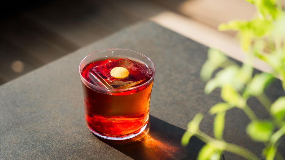 Drink: Verbene Negroni  Ort: Hamburg, Puzzle Bar  Bartender: Jan Berndt (+ Dennis Ilies)     Rezept:  3cl Beefeater Gin  3cl Campari  1cl Hausgemachtes Verbenen Destillat  3cl Cinzano 1757 Red Vermouth  Garnitur: Zitronenzeste     Zubereitung:  Der Drink wird gestirred und aus einen Campari-Silberbecher am Gast serviert.  Inspiration: "Wir wollten mit dieser Variante einen erfrischenden, zitruslastigeren Negroni anbieten."