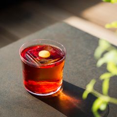 Drink: Verbene Negroni  Ort: Hamburg, Puzzle Bar  Bartender: Jan Berndt (+ Dennis Ilies)     Rezept:  3cl Beefeater Gin  3cl Campari  1cl Hausgemachtes Verbenen Destillat  3cl Cinzano 1757 Red Vermouth  Garnitur: Zitronenzeste     Zubereitung:  Der Drink wird gestirred und aus einen Campari-Silberbecher am Gast serviert.  Inspiration: "Wir wollten mit dieser Variante einen erfrischenden, zitruslastigeren Negroni anbieten."