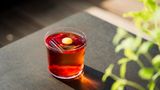 Drink: Verbene Negroni  Ort: Hamburg, Puzzle Bar  Bartender: Jan Berndt (+ Dennis Ilies)     Rezept:  3cl Beefeater Gin  3cl Campari  1cl Hausgemachtes Verbenen Destillat  3cl Cinzano 1757 Red Vermouth  Garnitur: Zitronenzeste     Zubereitung:  Der Drink wird gestirred und aus einen Campari-Silberbecher am Gast serviert.  Inspiration: "Wir wollten mit dieser Variante einen erfrischenden, zitruslastigeren Negroni anbieten."