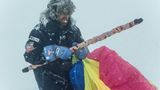 Reinhold Messner auf einem Schlitten in der Antarktis