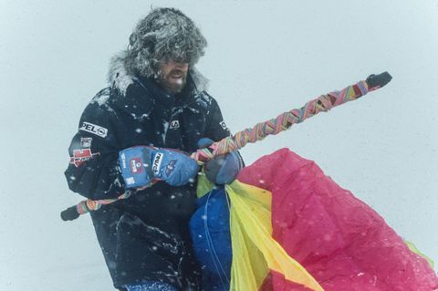 Reinhold Messner auf einem Schlitten in der Antarktis