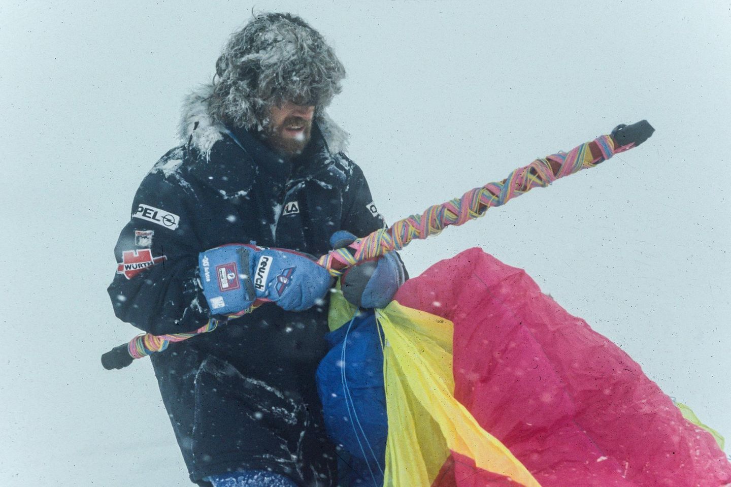 Reinhold Messner auf einem Schlitten in der Antarktis