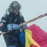 Reinhold Messner auf einem Schlitten in der Antarktis
