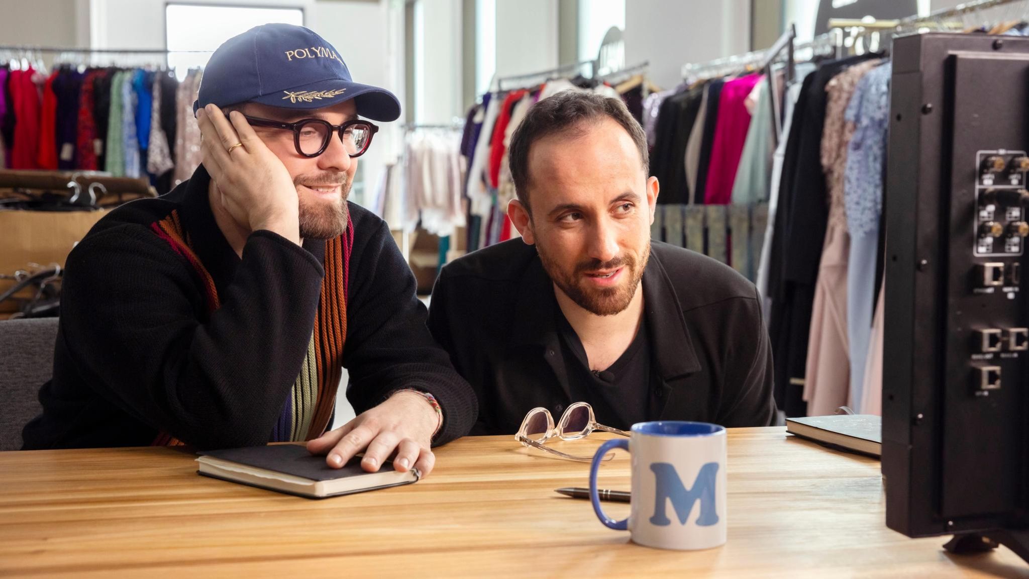 Igor Levit und Mark Forster vor einem Computerbildschirm, über den sie Interviews geben