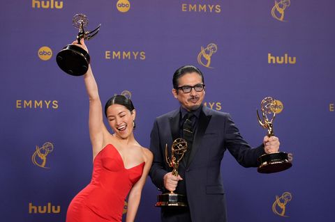 Die Miniserie heimst nicht nur jede Menge Awards ein, sondern beschert auch das erste mal einer asiatischen Schauspielerin den bedeutensten Fernsehrpeis der USA.