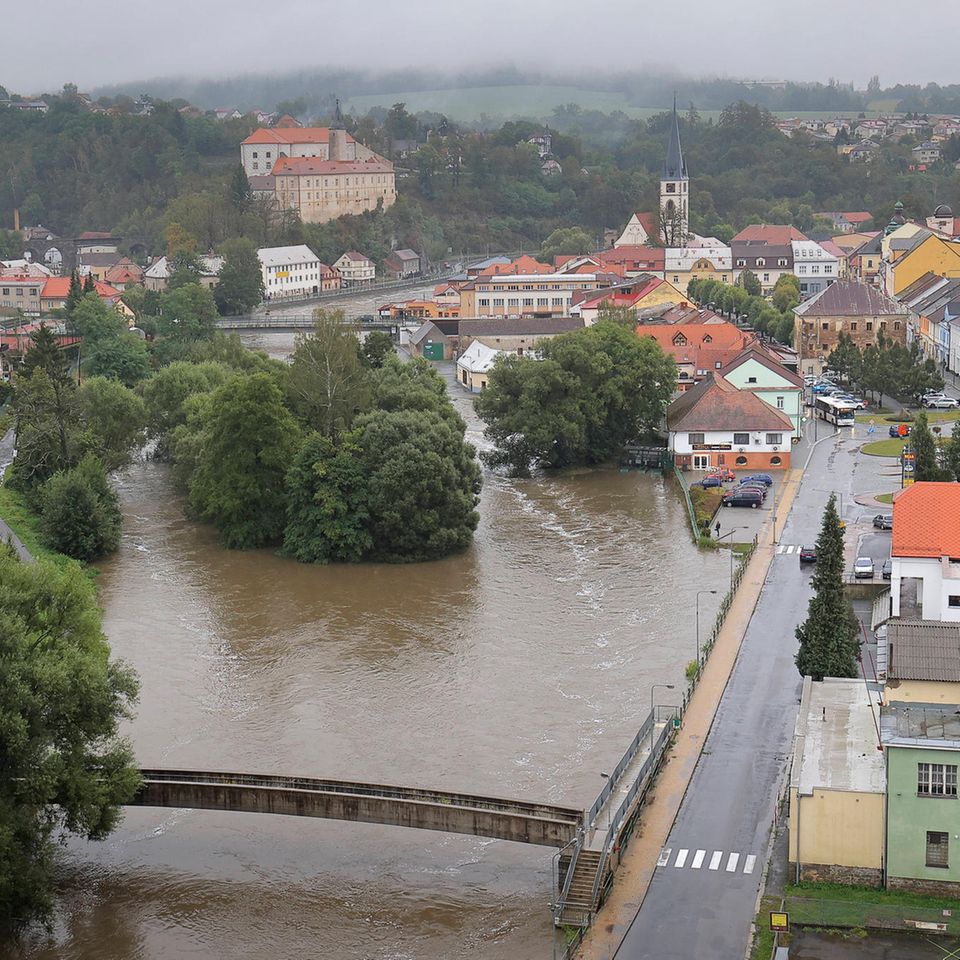 16. September: Der Pegel sinkt  Ledeč nad Sázavou, Tschechien. Eine Fußgängerbrücke über dem anschwellenden Fluss Sázava während starker Regenfälle – doch ab den Morgenstunden begann der Flusspegel zu sinken und nur wenige Orte wurden – ohne größere Folgen – überschwemmt.