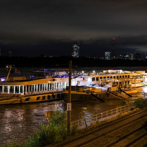 Ein Flusskreuzfahrtschiff kann aufgrund des Hochwassers in Wien nicht anlegen