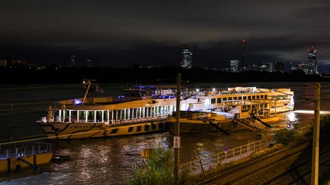 Ein Flusskreuzfahrtschiff kann aufgrund des Hochwassers in Wien nicht anlegen