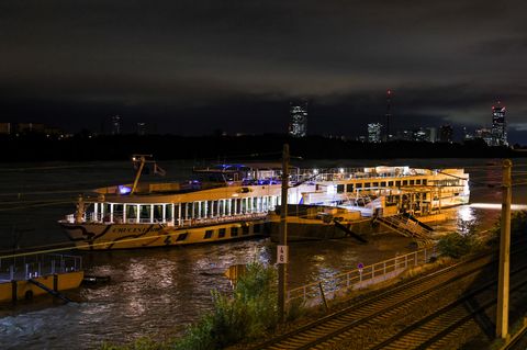 Ein Flusskreuzfahrtschiff kann aufgrund des Hochwassers in Wien nicht anlegen