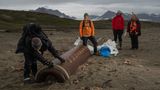 Nachhaltigkeit: Helfer untersuchen eine angespülte russische Abhörboje auf Spitzbergen
