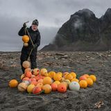 Nachhaltigkeit: Ein Müllsammler sammelt orange Bojen am Strand ein
