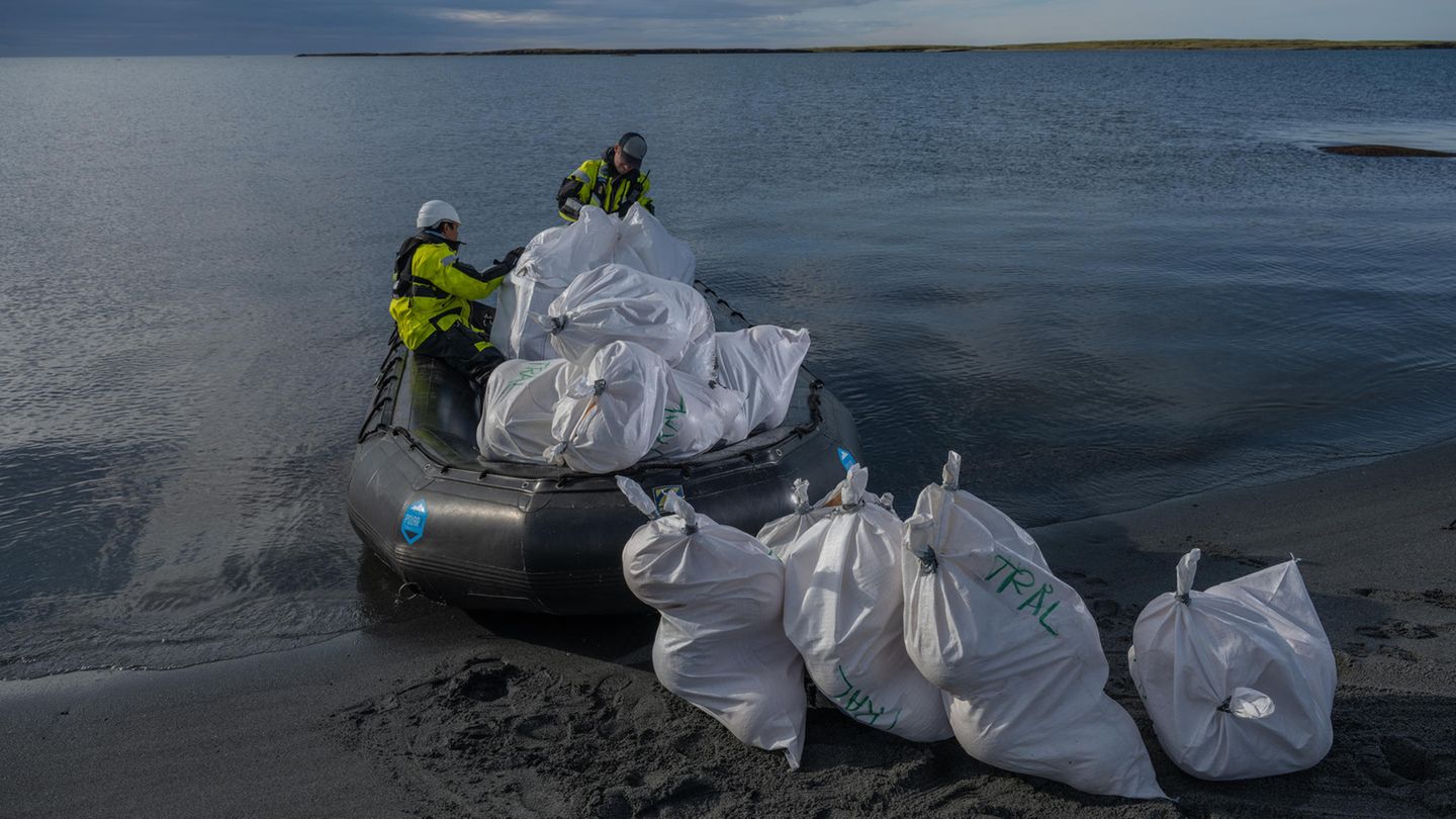 Nachhaltigkeit: Weiße Müllsäcke werden in ein Schlauchboot geladen