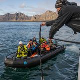 Nachhaltigkeit: Ein Schlauchboot bringt gesammelten Müll zu einem größeren Schiff